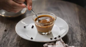 J’ai remplacé les flans et mousses du commerce par cette crème dessert au café maison : ultra onctueuse, sans œufs et très facile à faire !